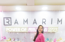 Andressa Suita causa tumulto no estande da Ramarim