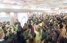 Andressa Suita causa tumulto no estande da Ramarim