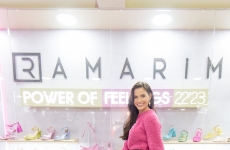 Andressa Suita causa tumulto no estande da Ramarim