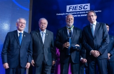 Precisamos reindustrializar o Brasil, defende a FIESC, em cerimônia marcada pela emoção