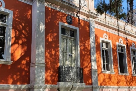 O tom laranja vibrante do prédio histórico de Florianópolis anuncia o que está por vir: a edição da CASACOR Santa Catarina 2022