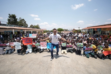 Tiago Brunet realiza obra missionária na Angola, com visitas a aldeias, orfanatos e ao projeto Aldeia Nissi, apoiado desde 2019