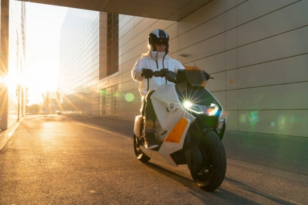BMW Motorrad apresenta o Definition CE 04: um novo conceito de mobilidade urbana em duas rodas