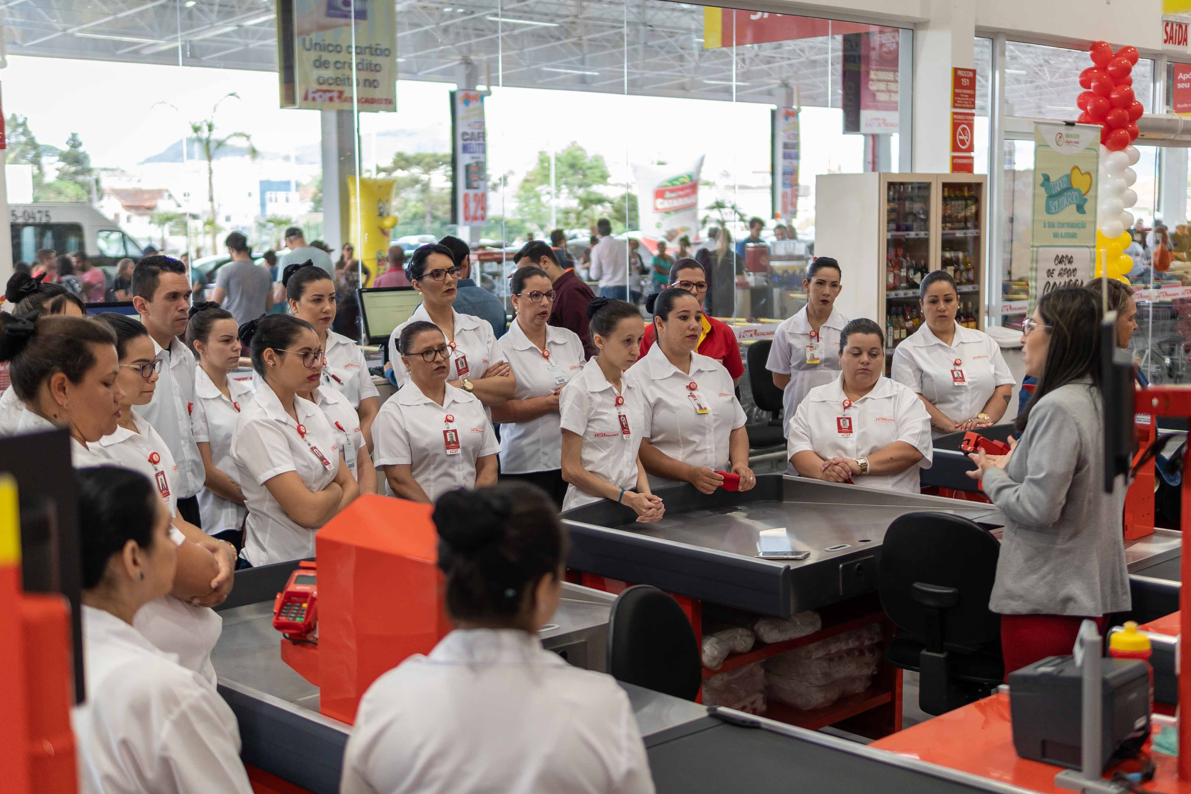 Grande público prestigia a inauguração da primeira loja do Fort