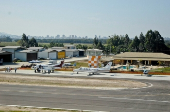 Conheça o condomínio em Santa Catarina onde só mora quem tem um avião na garagem