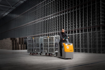 Quanto menor o espaço, melhor a eficiência do EZS 130, o rebocador elétrico compacto da Jungheinrich