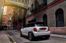 Primeiro MINI puramente elétrico é exibido na Semana do Clima de Nova York