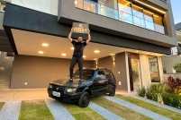Eduardo Nascimento: o corretor que vende mansões de Fiat Uno e faz o “V” de vitória