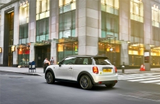 Primeiro MINI puramente elétrico é exibido na Semana do Clima de Nova York